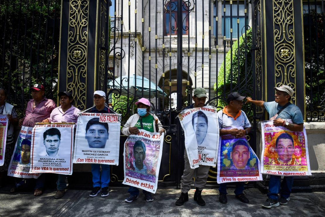 Familiares de algunos de los estudiantes desaparecidos de Ayotzinapa participan en una manifestación frente al edificio de la Secretaría de Gobernación para exigir justicia, en la Ciudad de México, México, el 23 de septiembre de 2024. El próximo 26 de septiembre se cumplen 10 años de la desaparición forzada de 43 estudiantes de la Escuela Normal Rural de Ayotzinapa. Crédito: RODRIGO OROPEZA/AFP/Getty Images