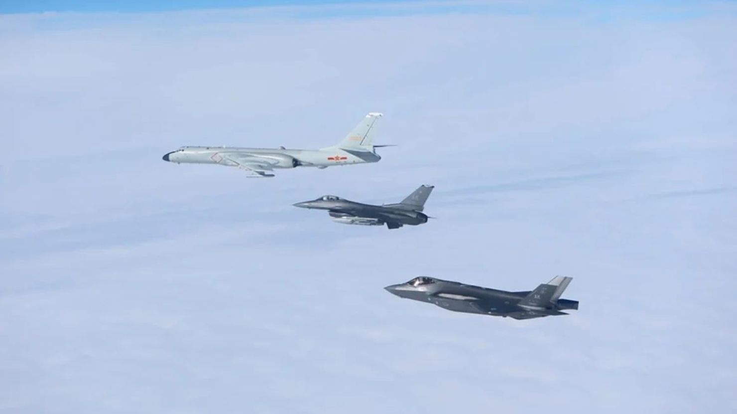 En esta imagen publicada por el Departamento de Defensa, aviones de combate estadounidenses interceptan un avión militar ruso que opera en la Zona de Identificación de Defensa Aérea de Alaska el 24 de julio de 2024.