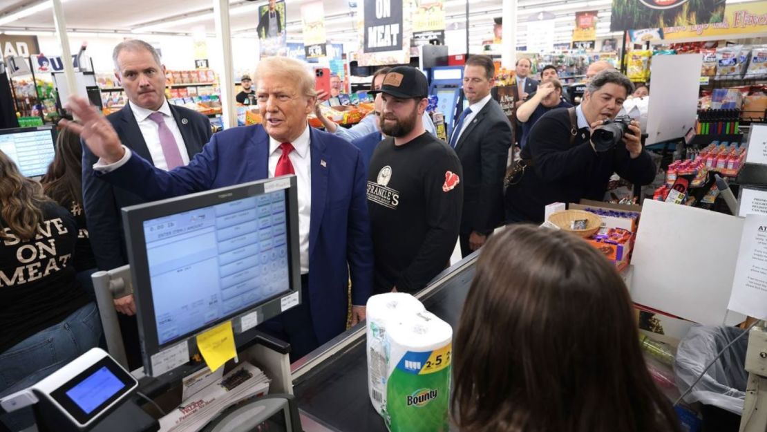 Trump visita Sprankle's Neighborhood Market el 23 de septiembre de 2024 en Kittanning, Pensilvania.