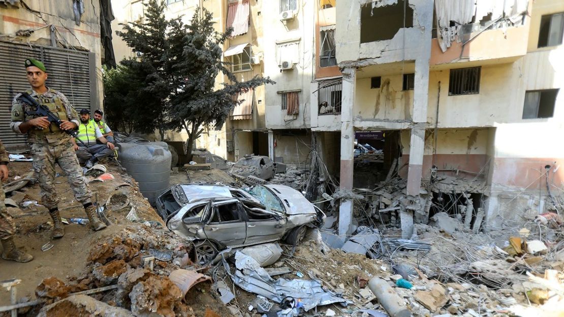 Un soldado del Ejército libanés monta guardia en la escena de un ataque israelí en los suburbios del sur de Beirut un día antes, mientras continúan las operaciones de búsqueda y rescate el 21 de septiembre de 2024.