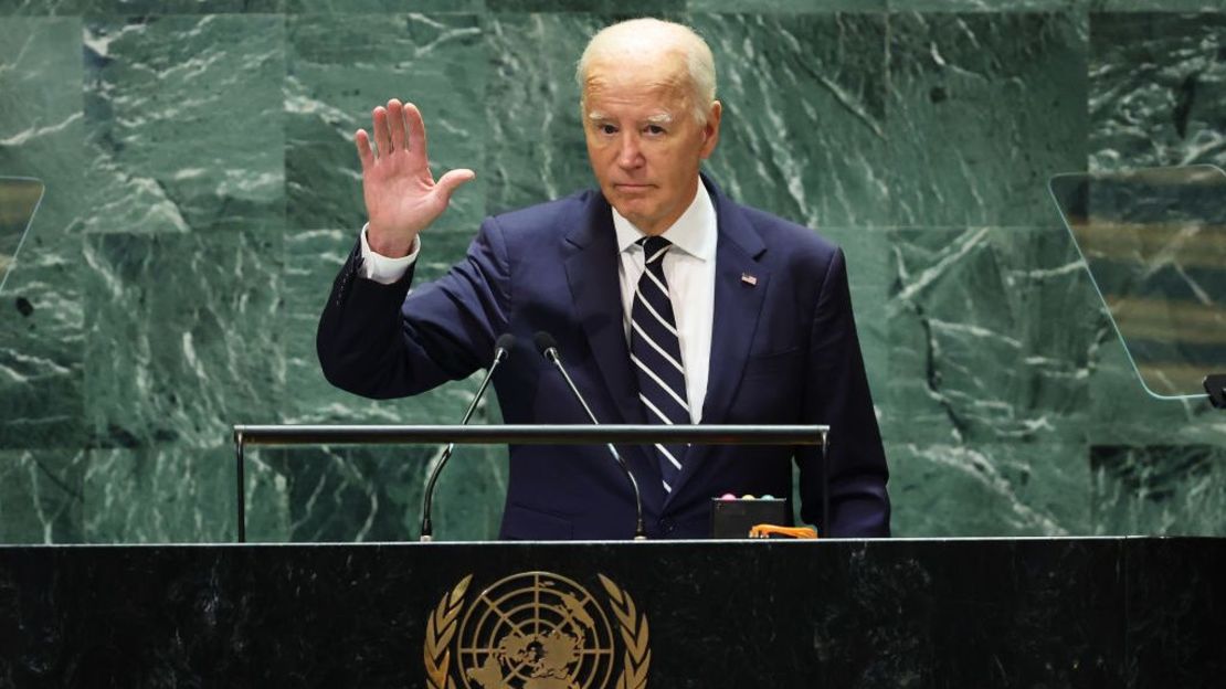 El presidente de Estados Unidos, Joe Biden, saluda al salir del escenario durante la Asamblea General de las Naciones Unidas (AGNU) en la sede de las Naciones Unidas el 24 de septiembre de 2024 en la ciudad de Nueva York.