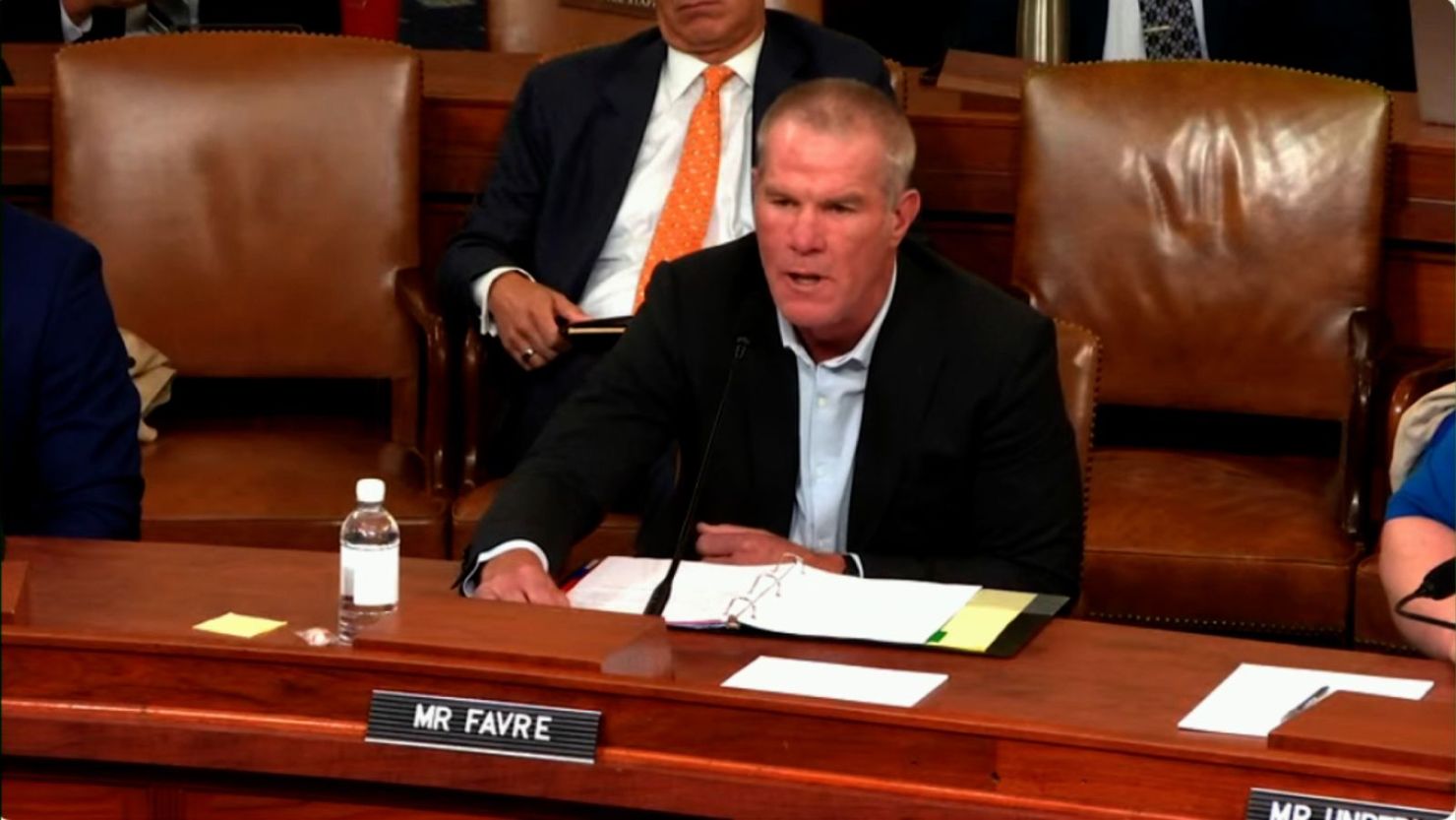Brett Favre habla durante una audiencia del Comité de Medios y Arbitrios de la Cámara de Representantes el 24 de septiembre de 2024.