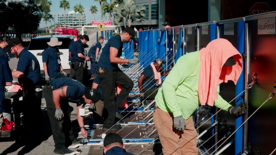 Miembros del equipo de instalaciones del Hospital General de Tampa instalan paneles de AquaFence alrededor del campus del hospital el martes 24 de septiembre.