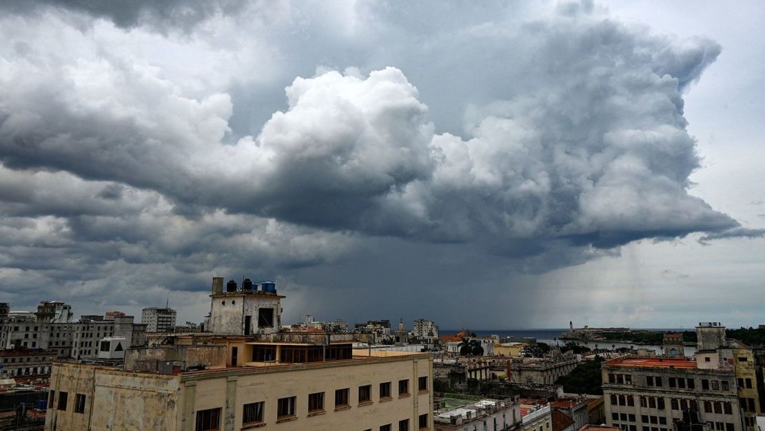 Grandes nubes se desplazan sobre La Habana debido a la proximidad de la tormenta tropical Helene, el 24 de septiembre.