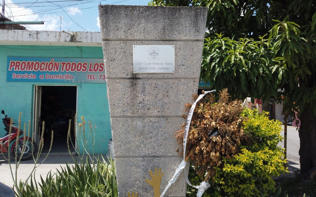 Monumento a Julio César Ramírez Nava y Daniel Solís Gallardo, estudiantes de Ayotzinapa muertos a balazos en el ataque a los camiones con normalistas que circulaban por Iguala. El tercer normalista que perdió la vida el 26 de septiembre es Julio César Mondragón Fuentes, quien también tiene un monumento en Iguala.