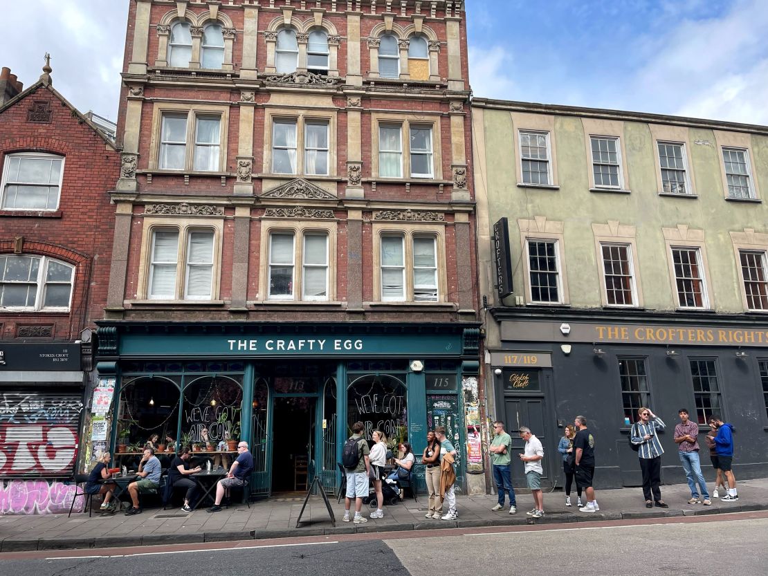 Stokes Croft y St Paul's, Bristol: este rincón de la ciudad más grande del suroeste de Inglaterra ocupa el sexto lugar en la lista. El residente local Alex Egge dijo a CNN Travel que Stokes Croft y St Paul's 