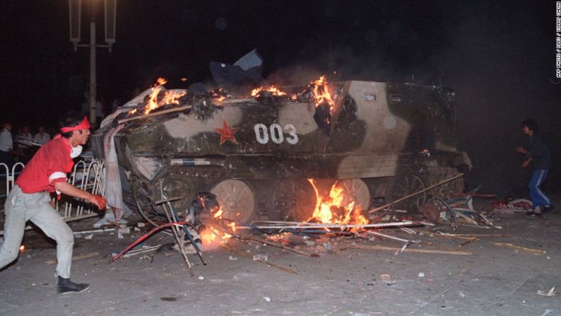 Estudiantes respondieron a la represión de las tropas chinas prendiendo fuego a los tanques, el 4 de junio de 1989. No se conoce una cifra oficial de muertos, pero testigos y organizaciones de derechos humanos han dicho que cientos de personas murieron en las manifestaciones.
