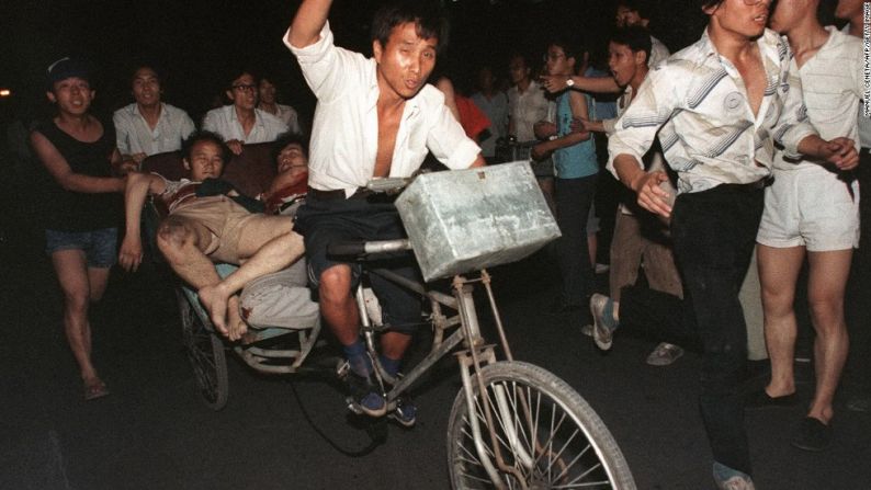 En la noche del 3 y la madrugada del 4 de junio, tropas armadas y tanques se dirigieron hacia los estudiantes y otros civiles en los alrededores de la Plaza de Tiananmén, abriendo fuego contra la multitud.