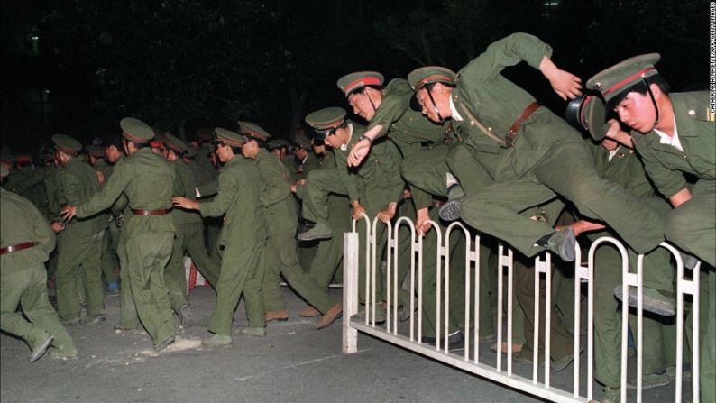 El 2 de junio de 1989 tropas desarmadas se acercan a la Plaza de Tiananmén, a pocas horas de la histórica revuelta.
