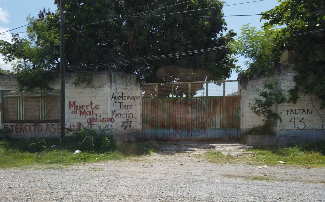 La calle que lleva al segundo monumento de Ayotzinapa en Iguala (en memoria de Julio César Mondragón Fuentes) está repleta de fachadas con pintas que exigen justicia por los normalistas desaparecidos.