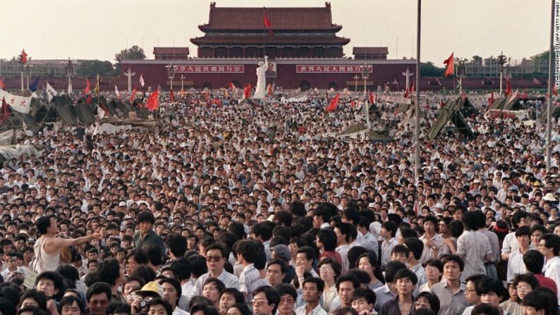 Esta foto fue tomada el 2 de junio de 1989 y muestra a cientos de personas reunidas al rededor de la diosa de la democracia.