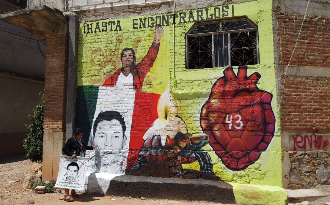 En una de las paredes de la casa de Cristina Bautista, un mural muestra el rostro de su hijo Benjamín Ascencio Bautista y también a ella en su búsqueda incesante.