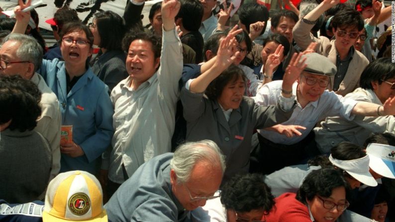 El 20 de mayo de ese año, profesores de la Universidad Normal de Beijing llegan a Tiananmén a apoyar las manifestaciones de los estudiantes luego de que fuera declarada la Ley Marcial el día anterior.