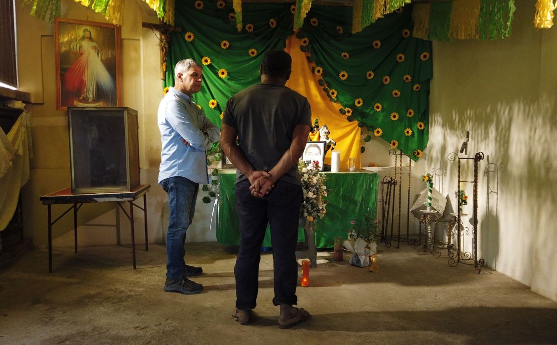 Rey Rodríguez, corresponsal de CNN en Español, habla con Bernabé Abraján, padre del normalista desaparecido Adán Abraján de la Cruz, frente al altar que le dedica su familia.