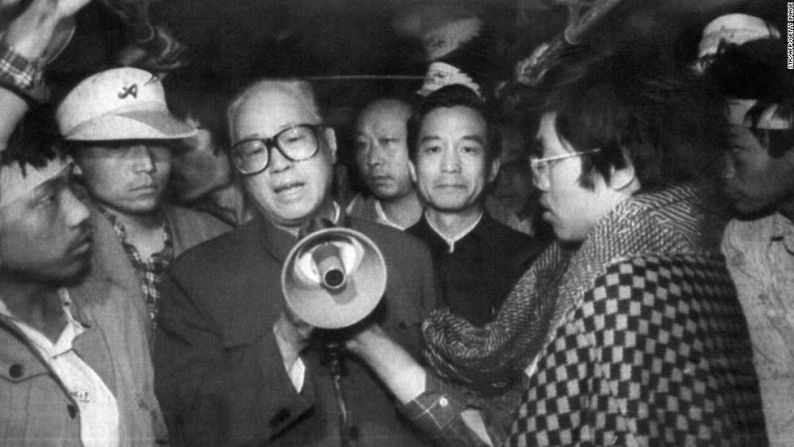 El 19 de mayo de 1989, tras seis días de huelga de hambre el Secretario General del Partido Comunista Zhao Ziyang llega a la Plaza de Tiananmén a dirigirse a los estudiantes. En su famoso discurso, le dice a los manifestantes: “estudiantes, llegamos muy tarde. Lo sentimos”.