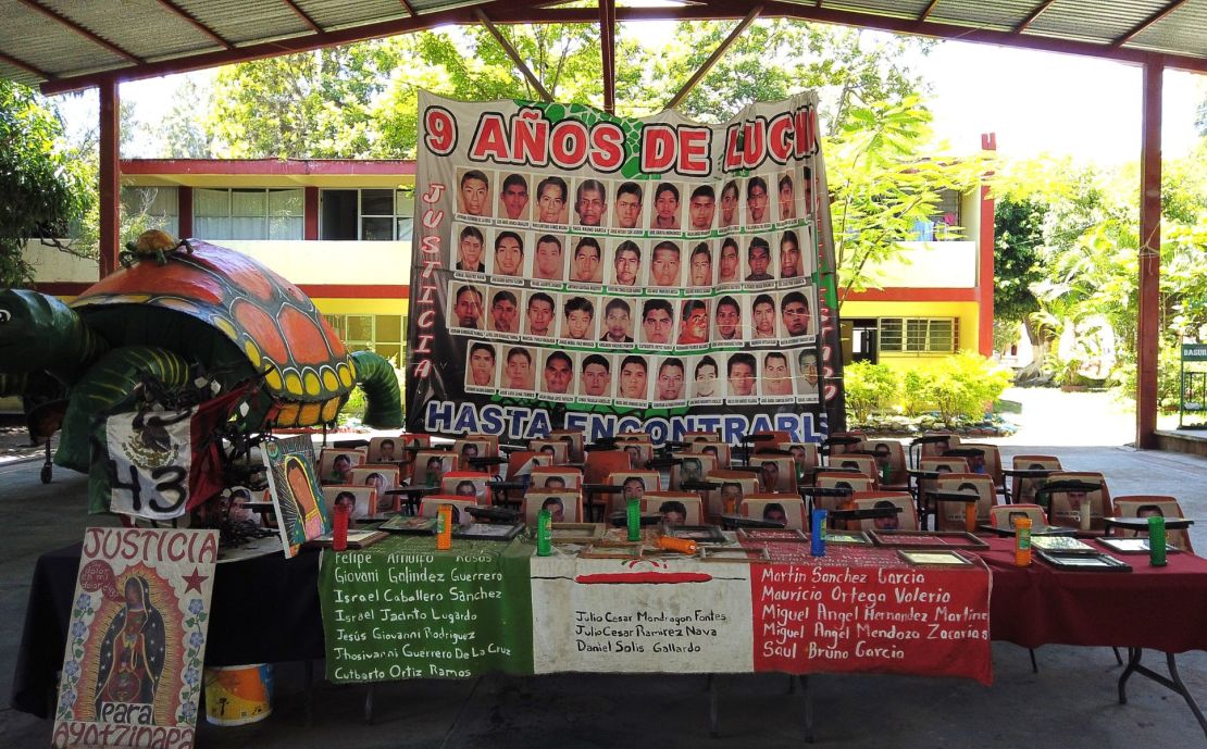 En Ayotzinapa, las bancas de los 43 estudiantes normalistas desaparecidos siguen en pie, al igual que la lucha para que aparezcan.