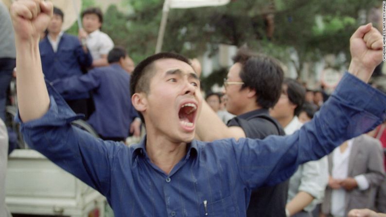 Un testigo del descontento protesta el 18 de mayo de 1989 cuando la visita del presidente ruso Mijail Gorbachov coincide con una marcha multitudinaria de casi un millón de personas por todo Beijing.
