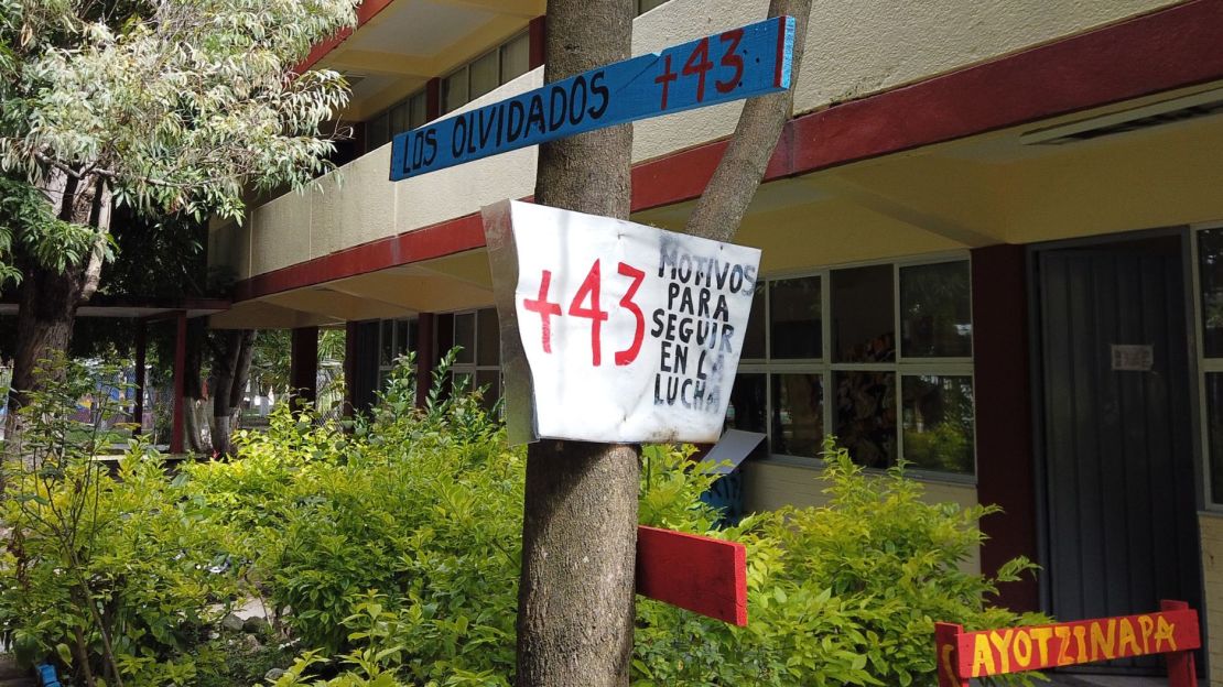 Cada rincón de la Normal Rural de Ayotzinapa recuerda que la búsqueda de los 43 normalistas desaparecidos no se detendrá.