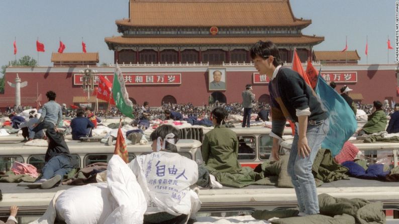 Estudiantes inician una huelga de hambre sentados en la parte superior de buses parqueados en la Plaza de Tiananmén.