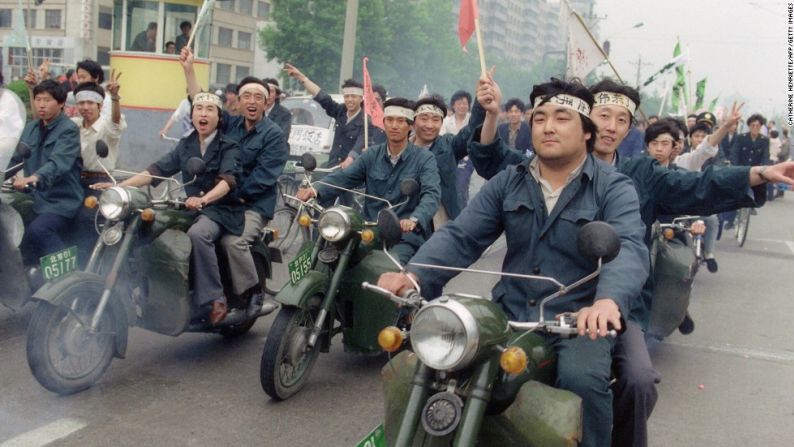Un grupo de trabajadores emprende un desfile en motocicletas apoyando la huelga de hambre de los estudiantes, el 18 de mayo de 1989.
