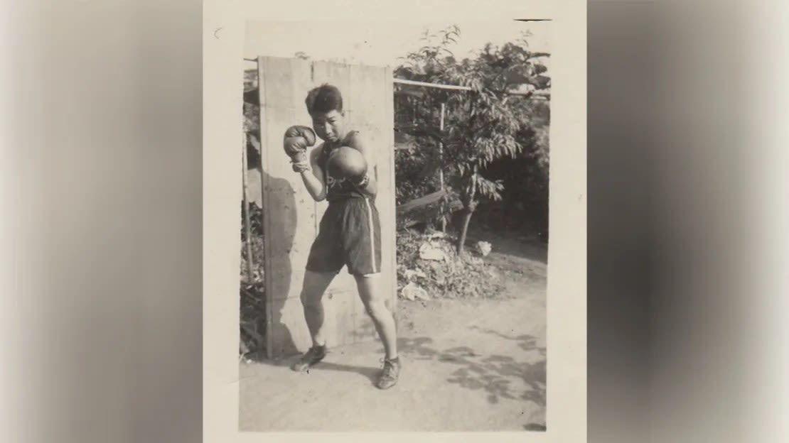 Hakamata, fotografiado aquí en 1957, fue brevemente un boxeador profesional. Décadas después de su retiro, su antigua asociación de boxeo organizó manifestaciones en apoyo de un nuevo juicio. Hideko Hakamata