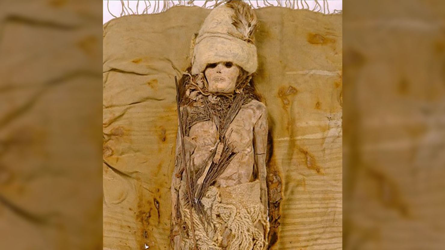 Una momia del cementerio de Xiaohe, en la árida cuenca del Tarim, en la región china de Xinjiang, es vista con queso de kéfir esparcido alrededor del cuello.