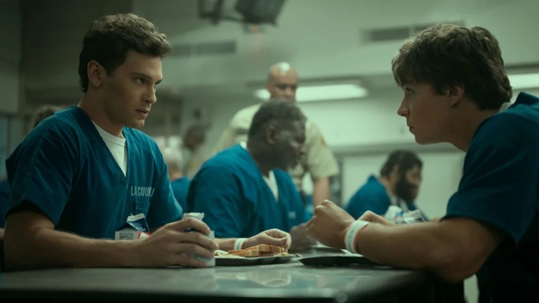 (De izquierda a derecha) Cooper Koch como Erik Menéndez, Nicholas Chávez como Lyle Menéndez en 'Monsters: The Lyle and Erik Menendez Story'. Millas Cristo/Netflix