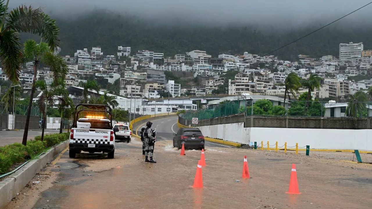 Las fuerzas de seguridad vigilan una carretera inundada tras el paso del huracán John por Acapulco, México, el 26 de septiembre de 2024. Francisco Robles/AFP/Getty Images