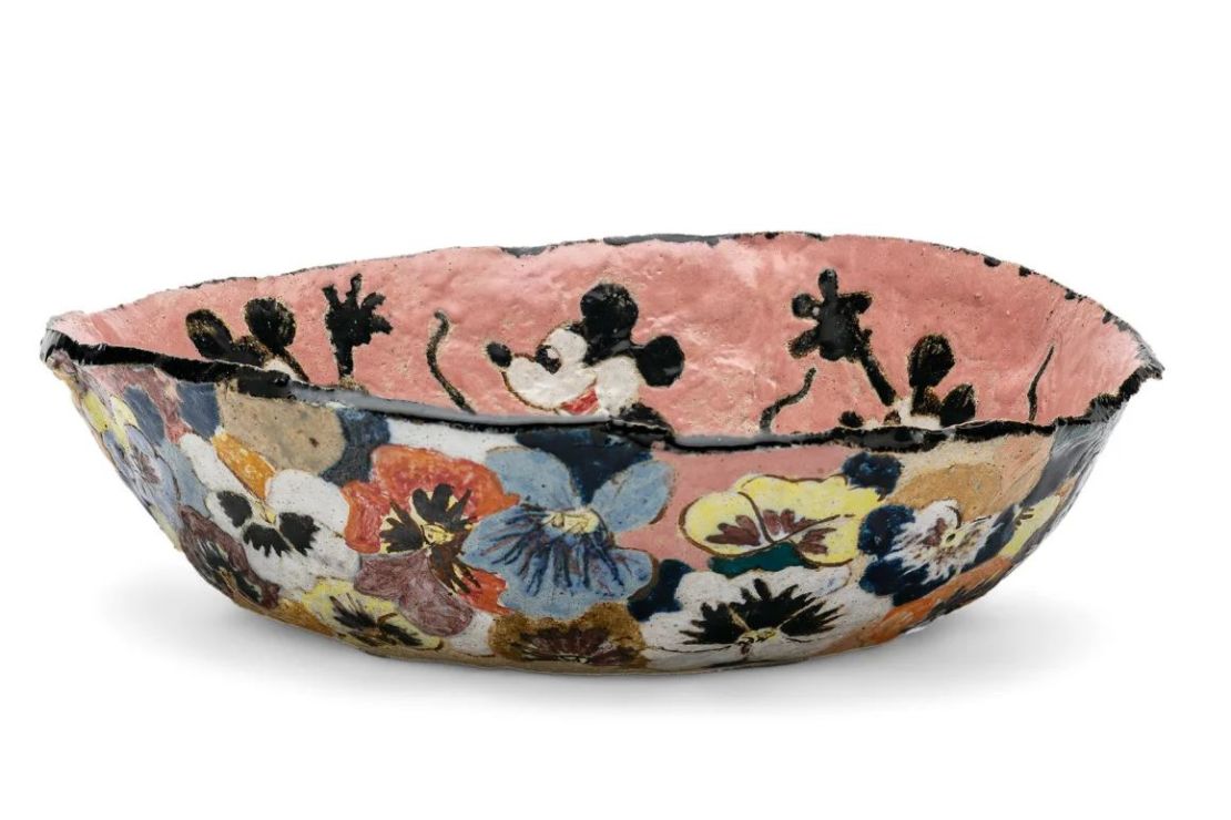 Bowl con motivo de Mickey Mouse, Condorito y Pensamientos de Magdalena Suárez Frimkess (2010). Crédito: Museum Associates/LACMA.