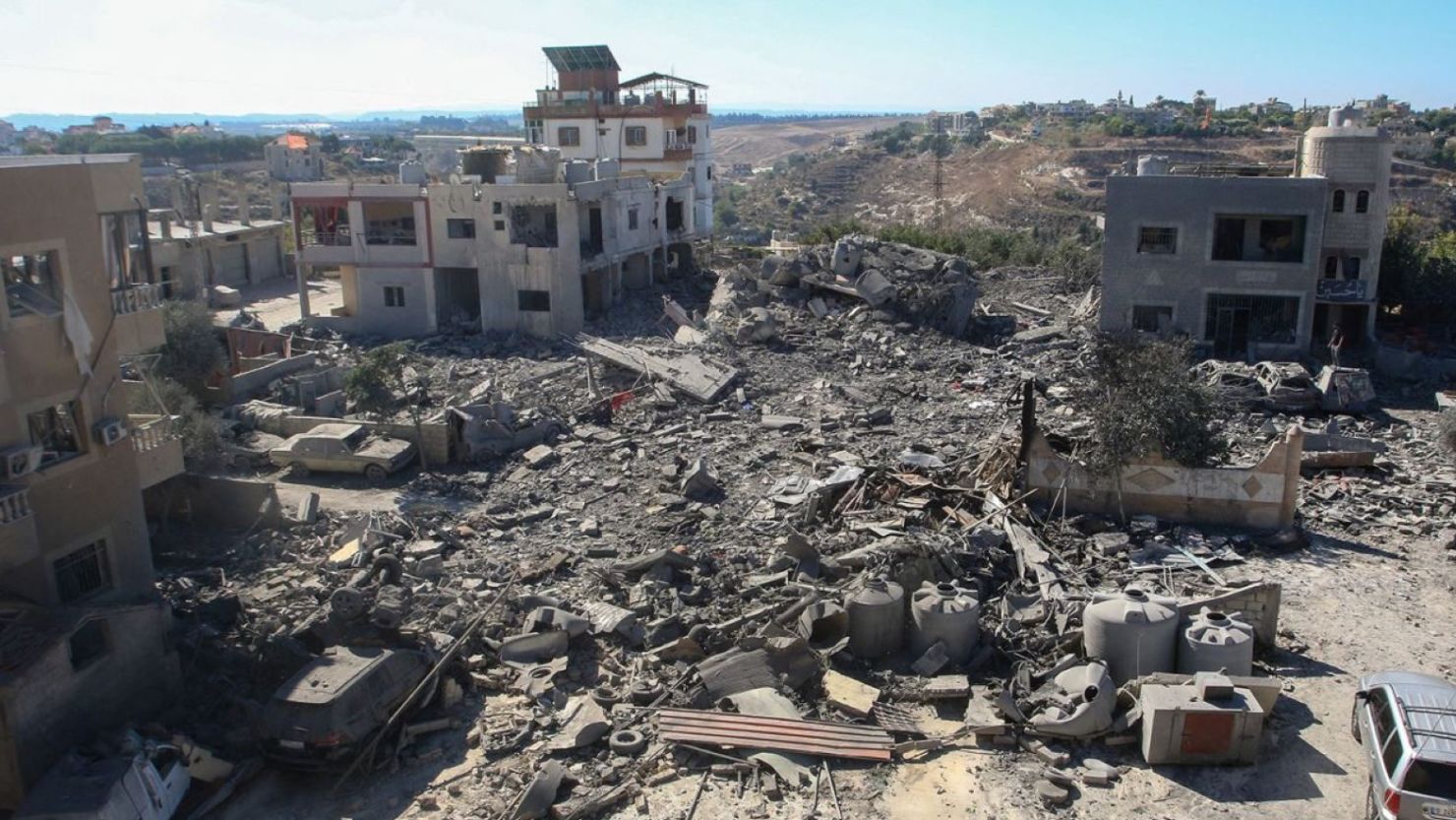 Destrucción en una zona atacada por la aviación israelí en la ciudad libanesa de Saksakiyeh, el 26 de septiembre de 2024.