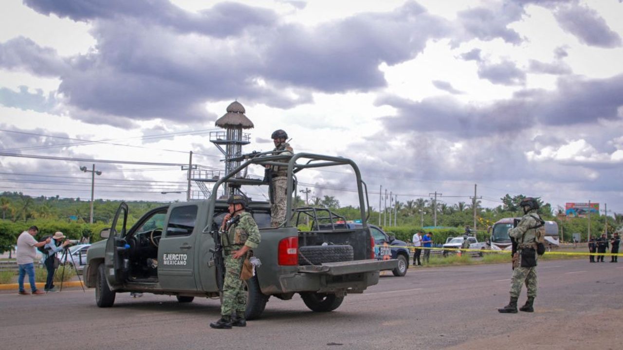 Soldados del Ejército Mexicano vigilan junto al área donde cinco cuerpos fueron dejados en la calle en Culiacán, estado de Sinaloa, México, el 21 de septiembre de 2024.