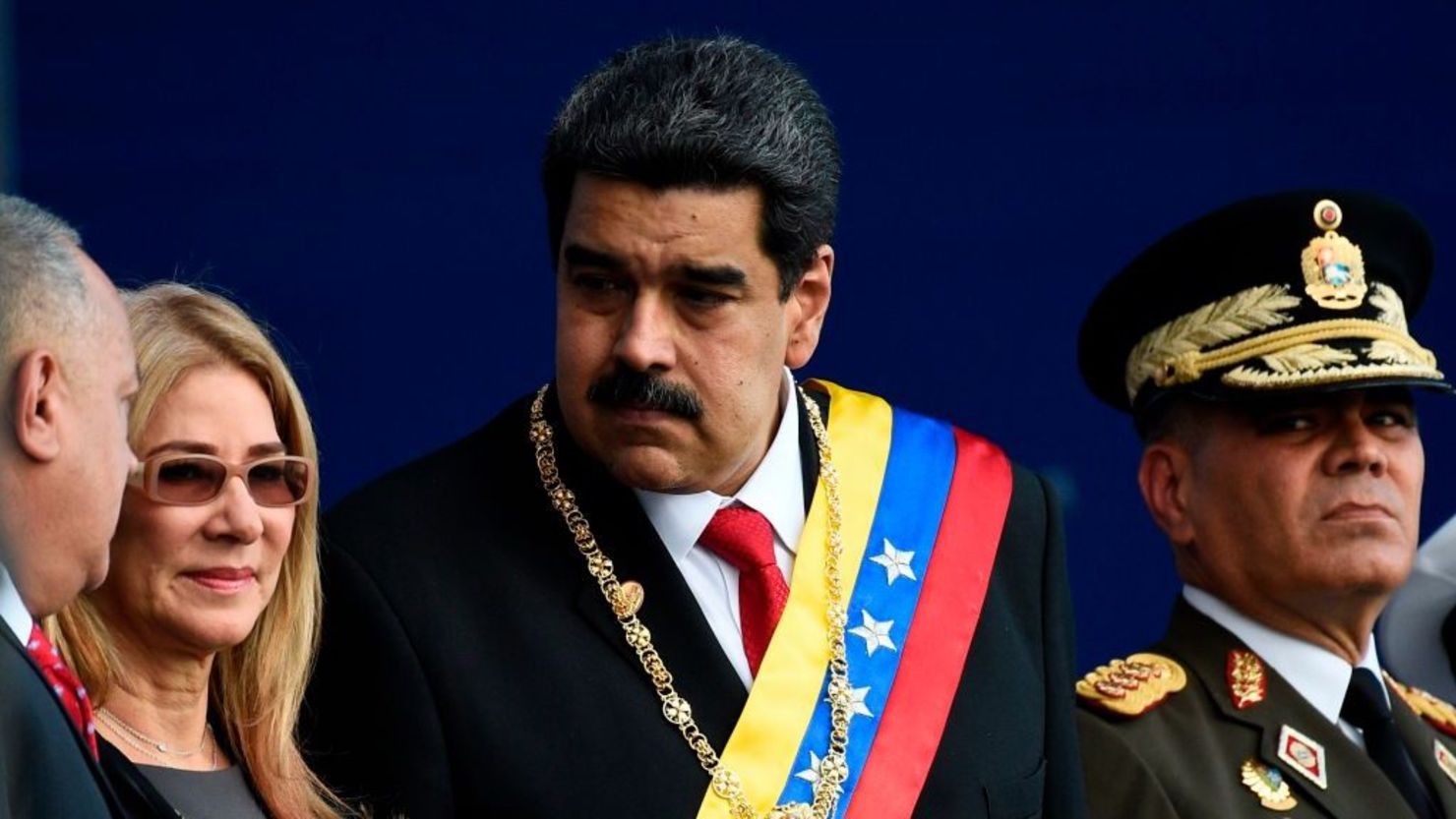 Nicolás Maduro habla con Diosdado Cabello, junto a Cilia Flores y Vladimir Padrino López en 2019