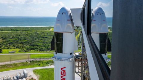 El cohete Falcon 9 de SpaceX, con la nave Crew Dragon en la parte superior, se encuentra en la plataforma de lanzamiento en la Estación de la Fuerza Espacial de Cabo Cañaveral en Florida, antes del lanzamiento de Crew-9 hacia la Estación Espacial Internacional.