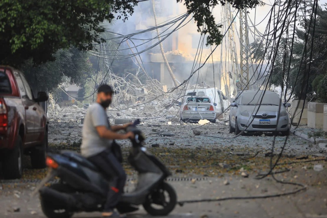 Un hombre monta su motocicleta a través de un vecindario arrasado por los ataques israelíes, en el distrito de Hadath, en los suburbios del sur de Beirut, el sábado.