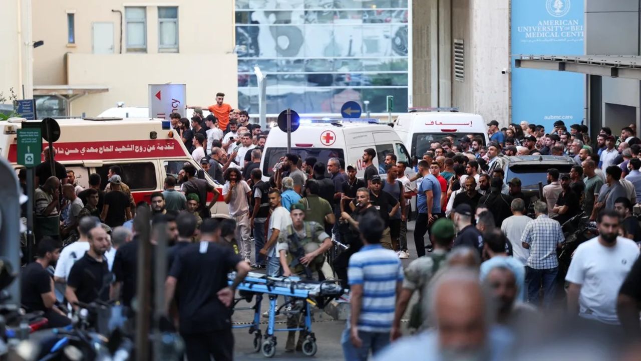 Ambulancias llegan al Centro Médico de la Universidad Americana de Beirut mientras casi 3.000 personas, incluidos combatientes de Hezbollah y médicos, resultan heridas por la explosión de localizadores, en Beirut, Líbano, el 17 de septiembre.