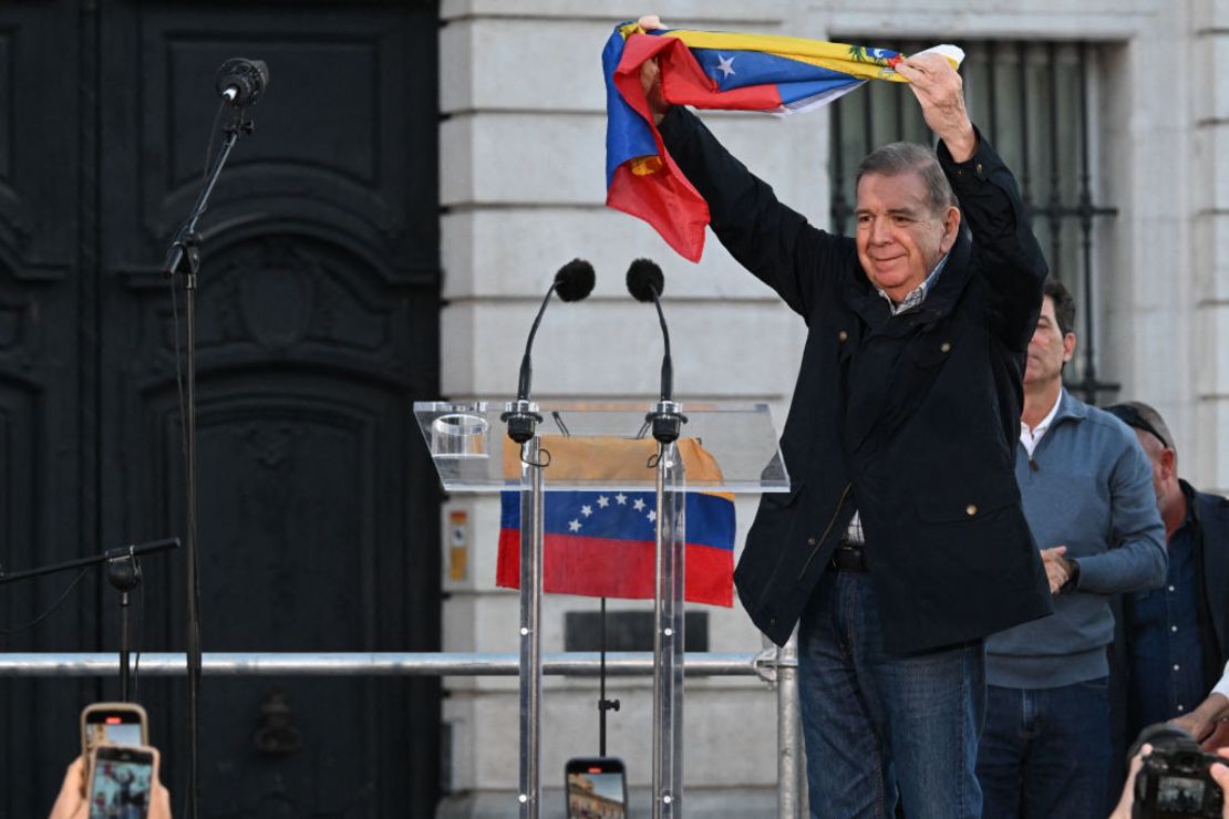 El candidato opositor Edmundo González Urrutia en una marcha en Madrid dos meses después de las elecciones en Venezuela