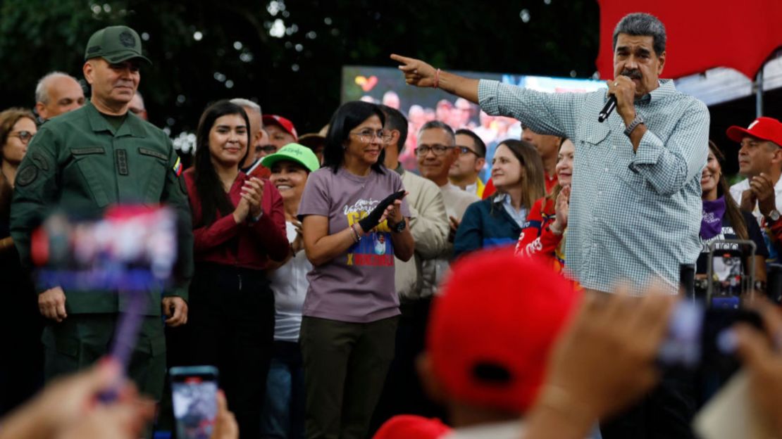 El presidente de Venezuela, Nicolás Maduro hace un gesto mientras pronuncia un discurso durante un mitin en Caracas el 28 de agosto de 2024.