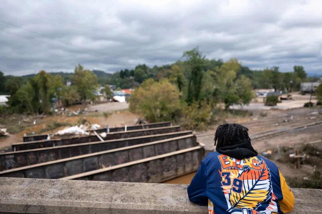 Un video de una persona observa los daños causados por la tormenta en Biltmore Village después del huracán Helene el 28 de septiembre de 2024 en Asheville, Carolina del Norte.