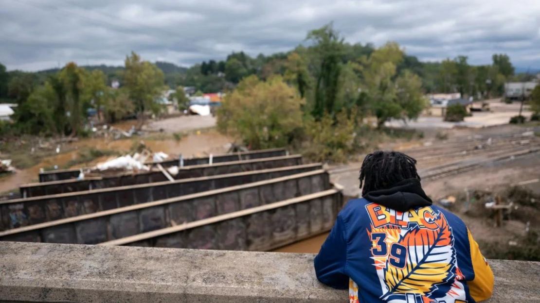 Una persona graba en video los daños causados por la tormenta en Biltmore Village tras el huracán Helene el 28 de septiembre de 2024 en Asheville, Carolina del Norte. Cortesía: Sean Rayford/Getty Images