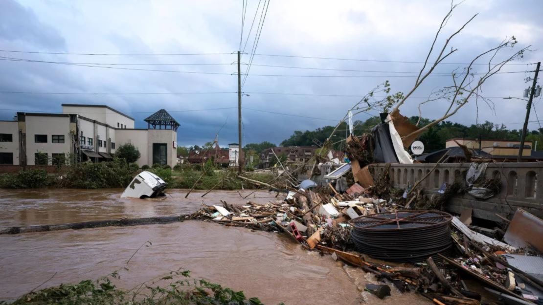 Una furgoneta se encuentra en aguas de inundación cerca de Biltmore Village en Asheville, Carolina del Norte, tras el huracán Helene el 28 de septiembre de 2024. Crédito: Sean Rayford/Getty Images