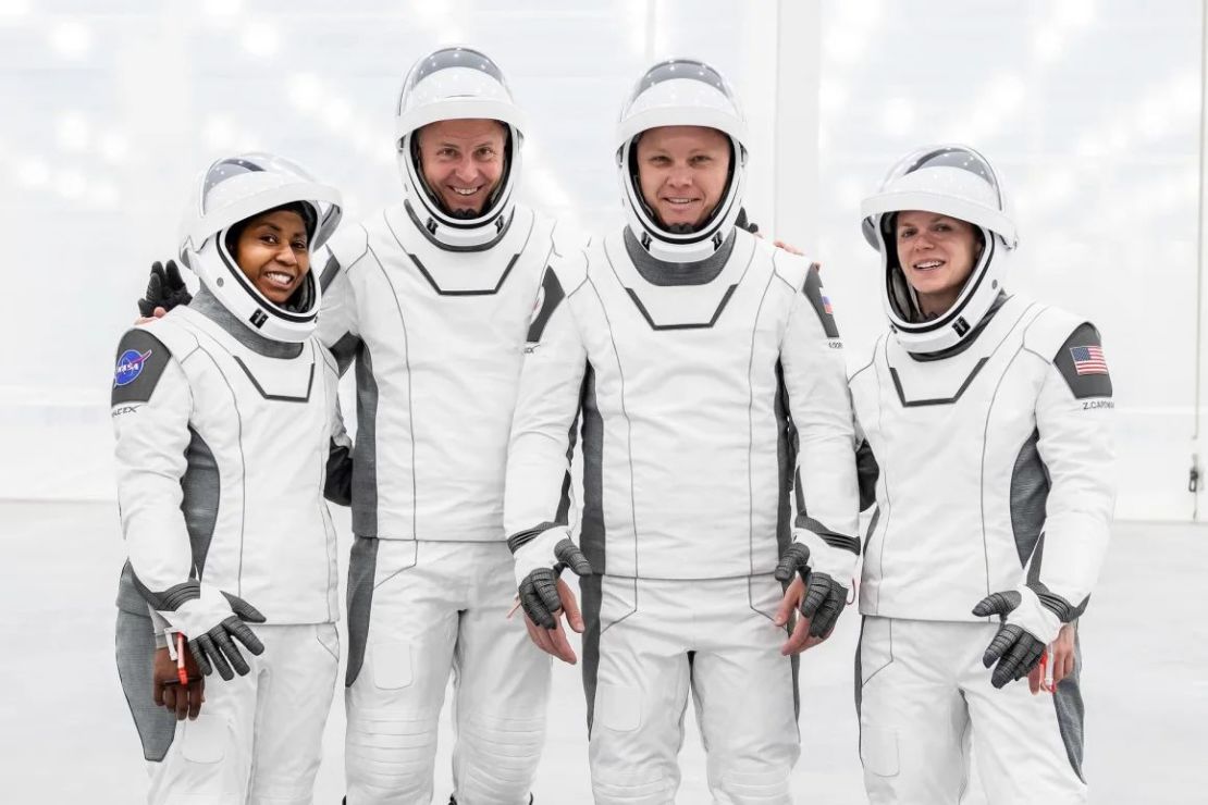 La tripulación original de la misión Crew-9 de SpaceX de la NASA, que incluye (de izquierda a derecha) a Stephanie Wilson, Nick Hague, Aleksandr Gorbunov de Roscosmos y Zena Cardman, posa para una foto grupal con sus trajes de vuelo en las nuevas instalaciones de reacondicionamiento Dragon de SpaceX en el Centro Espacial Kennedy en Florida. Cardman y Wilson perdieron sus lugares en la misión para dejar lugar a Suni Williams y Butch Wilmore. Crédito: SpaceX/NASA.