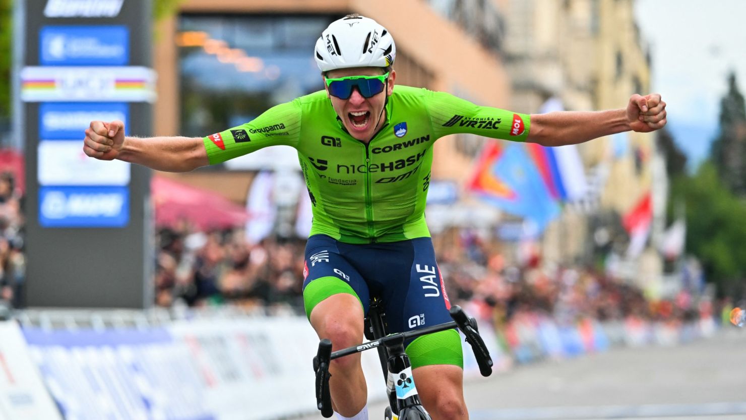 El esloveno Tadej Pogacar celebra al cruzar la línea de meta para ganar el evento de ciclismo en ruta Elite masculino durante el Campeonato Mundial de Ruta UCI 2024, en Zúrich, el 29 de septiembre de 2024. Crédito: FABRICE COFFRINI/AFP vía Getty Images
