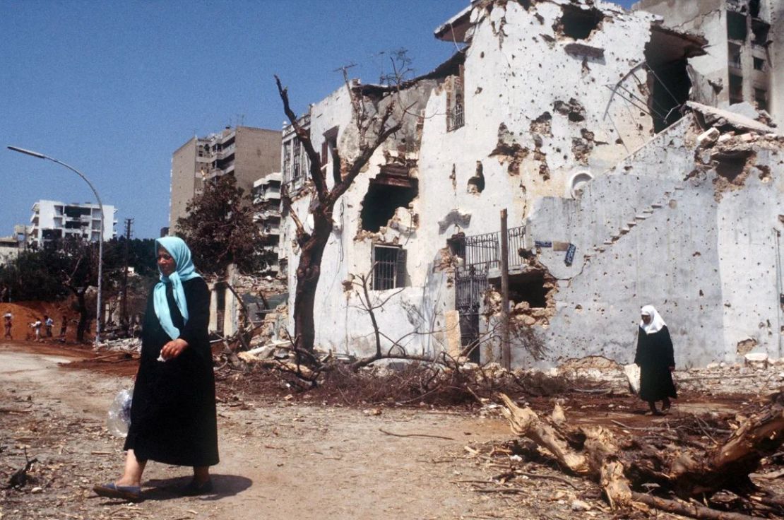 Dos mujeres libanesas caminan por una calle del oeste de Beirut devastada por los bombardeos israelíes durante la "Operación Paz para Galilea" el 24 de julio de 1982. Crédito: Dominique Faget/AFP/Getty Images.