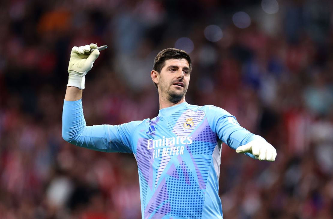 Thibaut Courtois del Real Madrid retira un encendedor del terreno de juego en el Estadio Civitas Metropolitano el 29 de septiembre de 2024 en Madrid, España. Crédito: Florencia Tan Jun/Getty Images