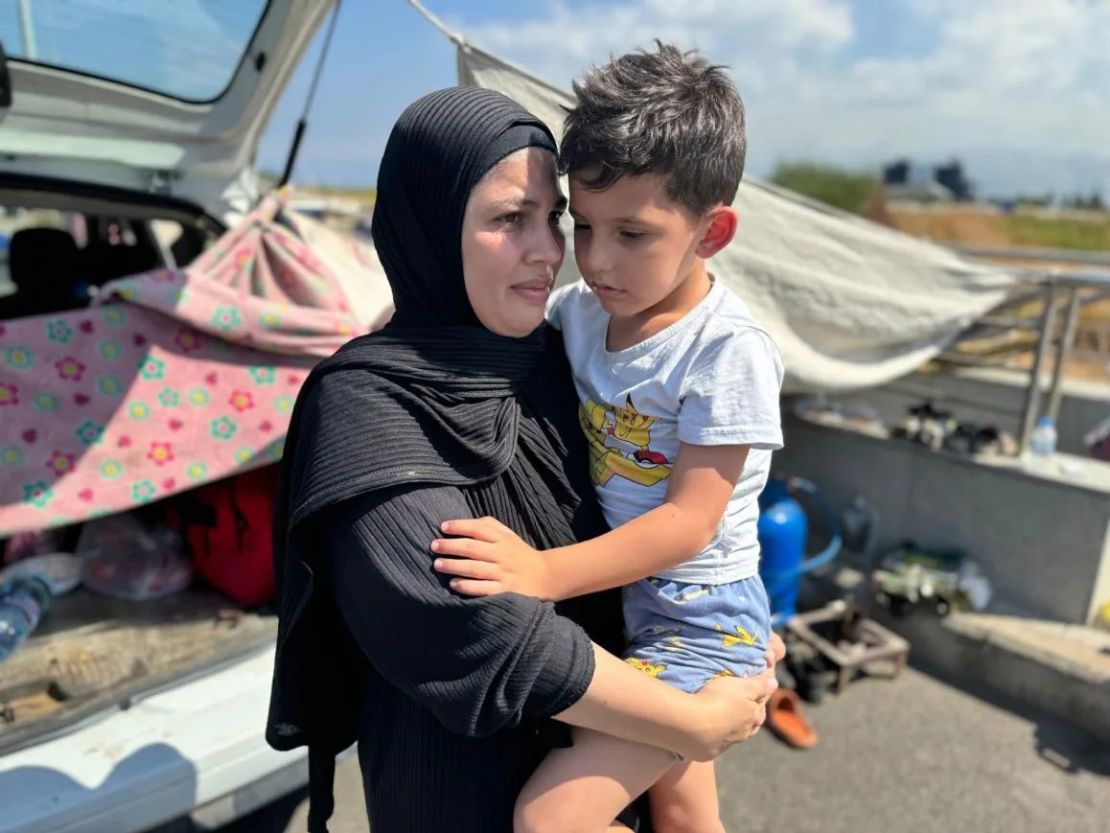 Umm Mohammed y su hijo de cinco años escaparon del bombardeo israelí al sur del Líbano, desplazados hacia una lona en un paseo marítimo junto al mar. Crédito: Jomana Karadsheh/CNN.