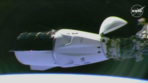 La cápsula Crew Dragon de SpaceX se acopló con éxito a la Estación Espacial Internacional el domingo. NASA