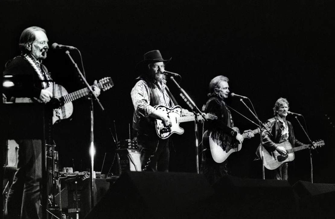 Los Highwaymen actúan en el escenario, LR Willie Nelson, Waylon Jennings, Johnny Cash y Kris Kristofferson en 1992. Crédito: Rob Verhorst/Redferns/Getty Images.