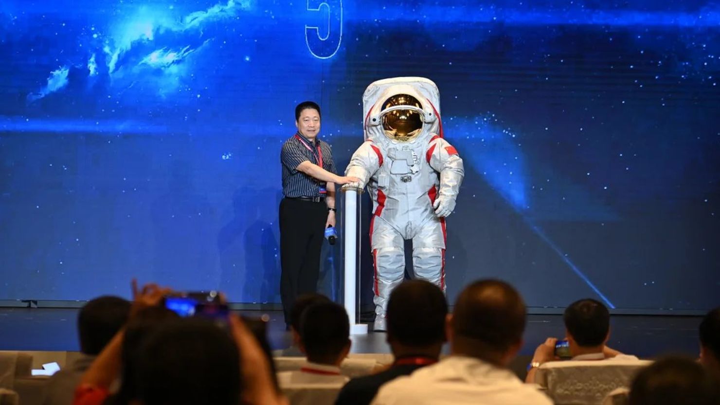 Yang Liwei, diseñador jefe adjunto del programa espacial tripulado de China, presenta el traje espacial de aterrizaje lunar de China el 28 de septiembre de 2024 en la metrópolis suroccidental de Chongqing.