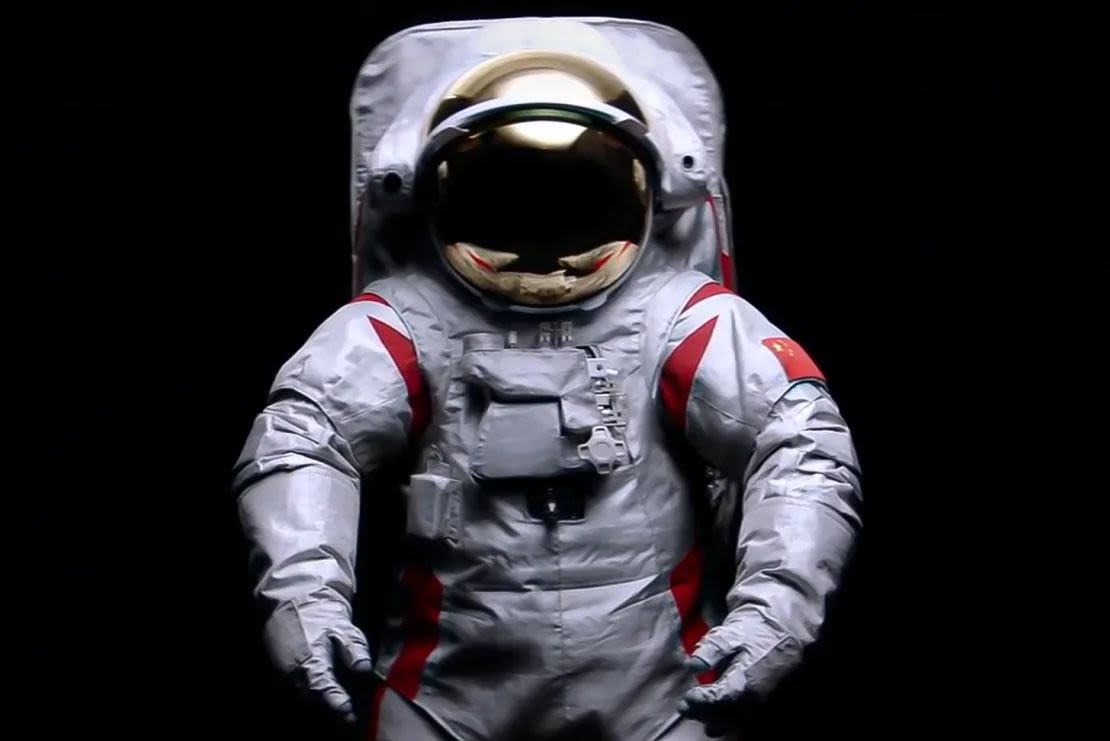 Una imagen del nuevo traje espacial lunar de China tal como apareció en un video compartido por los medios estatales.