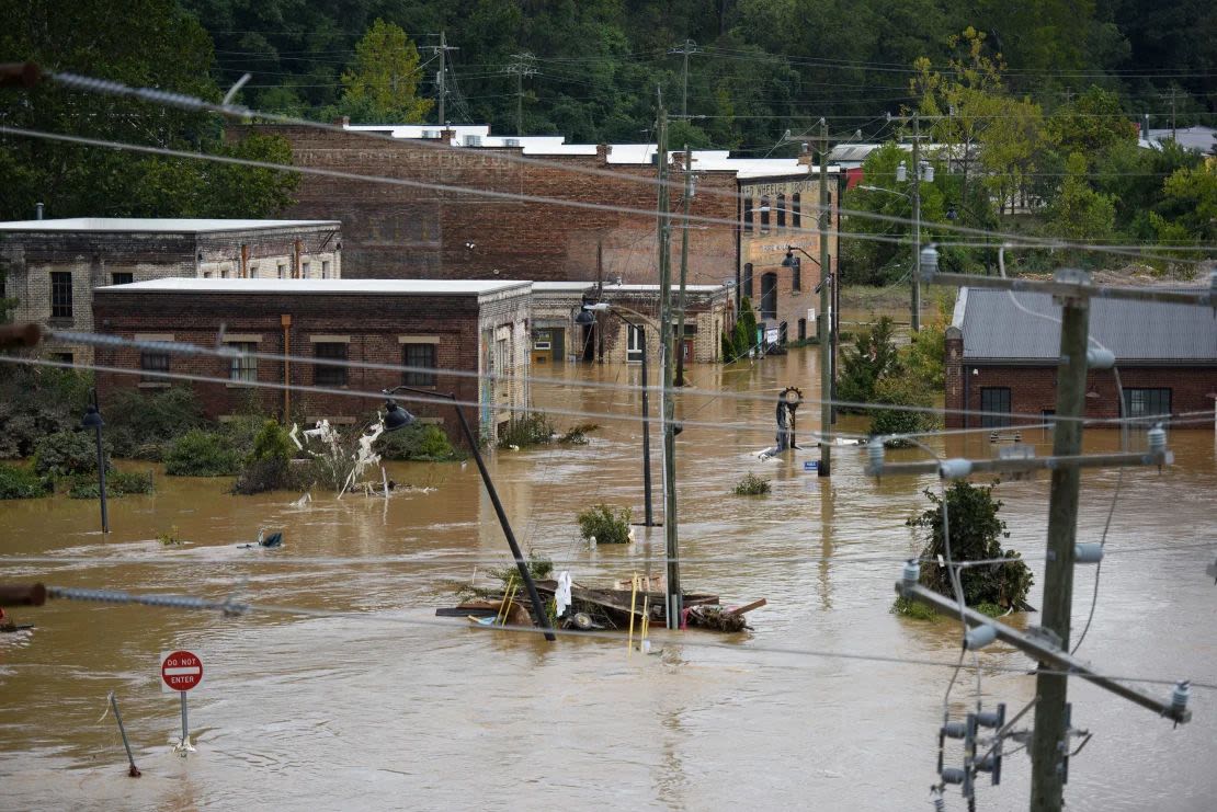 Las fuertes lluvias del huracán Helene generaron inundaciones y daños récord el 28 de septiembre en Asheville, Carolina del Norte.